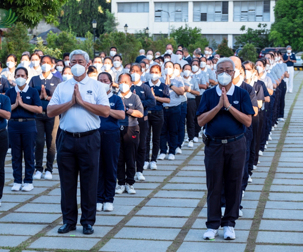 Tzu Chi Philippines CEO Henry Yuňez (right) and TIMA doctor Jo Qua (in white) lead volunteers in a traditional three steps and a bow ceremony. 【Photo by Daniel Lazar】