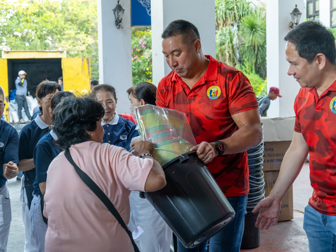 Well aware of the hardships his constituents go through during disasters, San Juan City Mayor Francis Zamora helps in any way he can, from personally calling government agencies and organizations like the Tzu Chi Foundation to participating in relief drives. 【Photo by Marella Saldonido】