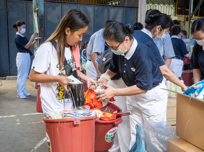 Tzu Chi volunteers help beneficiaries collect their relief goods for their families. 【Photo by Matt Serrano】