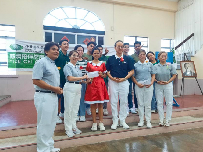 Tzu Chi Bicol volunteer Antonio “Tony” Tan hands out special prizes to raffle and contest winners at Tzu Chi Bicol’s Christmas party. 【Photo by Tzu Chi Bicol】