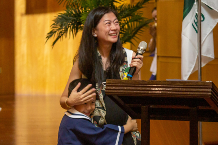 Former Tzu Chi Youth Aileen Cua hugs her son Marco. After two weeks in Tzu Chi Great Love Preschool Philippines, the mischievous boy can now express himself well. He also shows respect and care to those around him. 【Photo by Marella Saldonido】