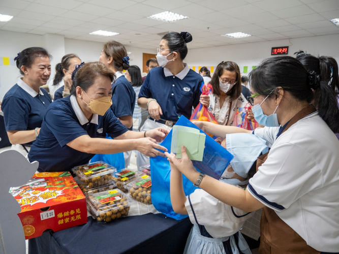 Tzu Chi volunteers came in full force, purchasing items from the sale to help the preschoolers raise funds for their beneficiaries. 【Photo by Matt Serrano】