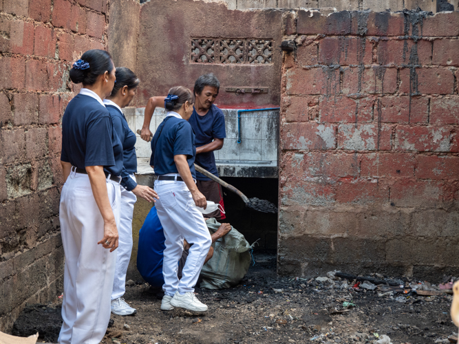 Volunteers inspect what’s left of the homes after the fire. 【Photo by Matt Serrano】