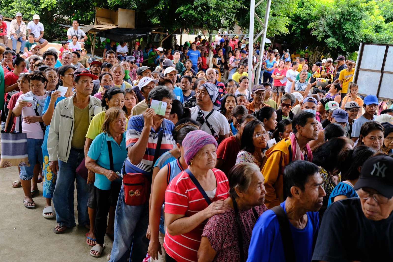 The beneficiaries are patiently waiting for their turn.【Photo by Tzu Chi Davao】