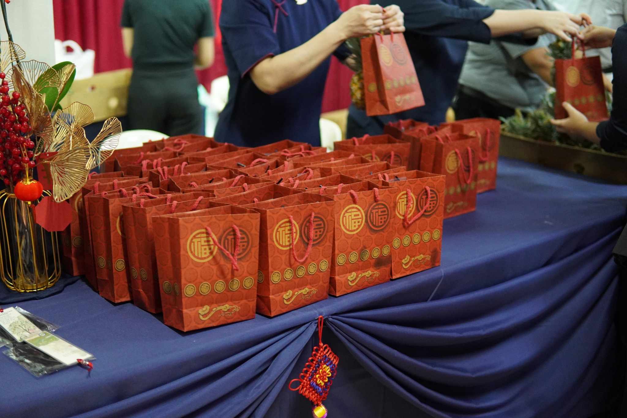 Tikoys were given to all the attendees. A symbol of luck and prosperity.【Photo by Tzu Chi Davao】