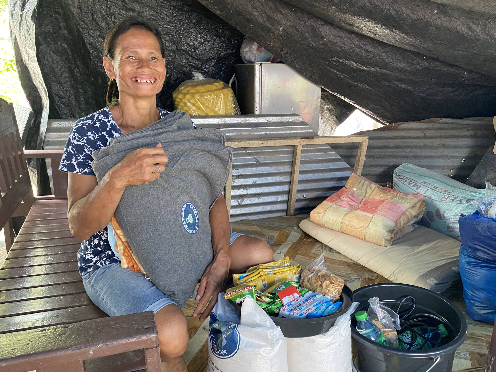 Grateful for the assistance from the Tzu Chi Foundation, Mrs. Bukadon showed a bright smile as she accepted the goods from the foundation.【Photo by Tzu Chi Davao】
