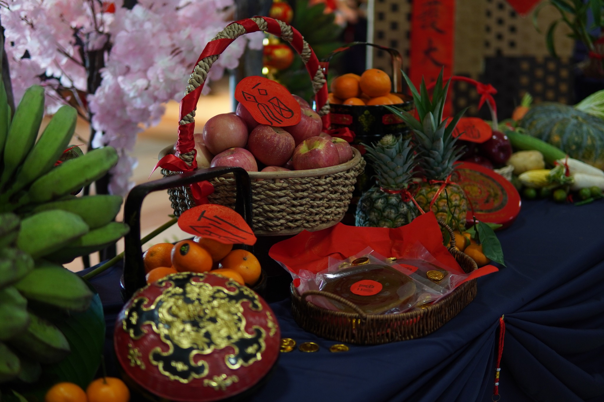 Fresh fruits symbolize a fruitful year ahead.【Photo by Tzu Chi Davao】