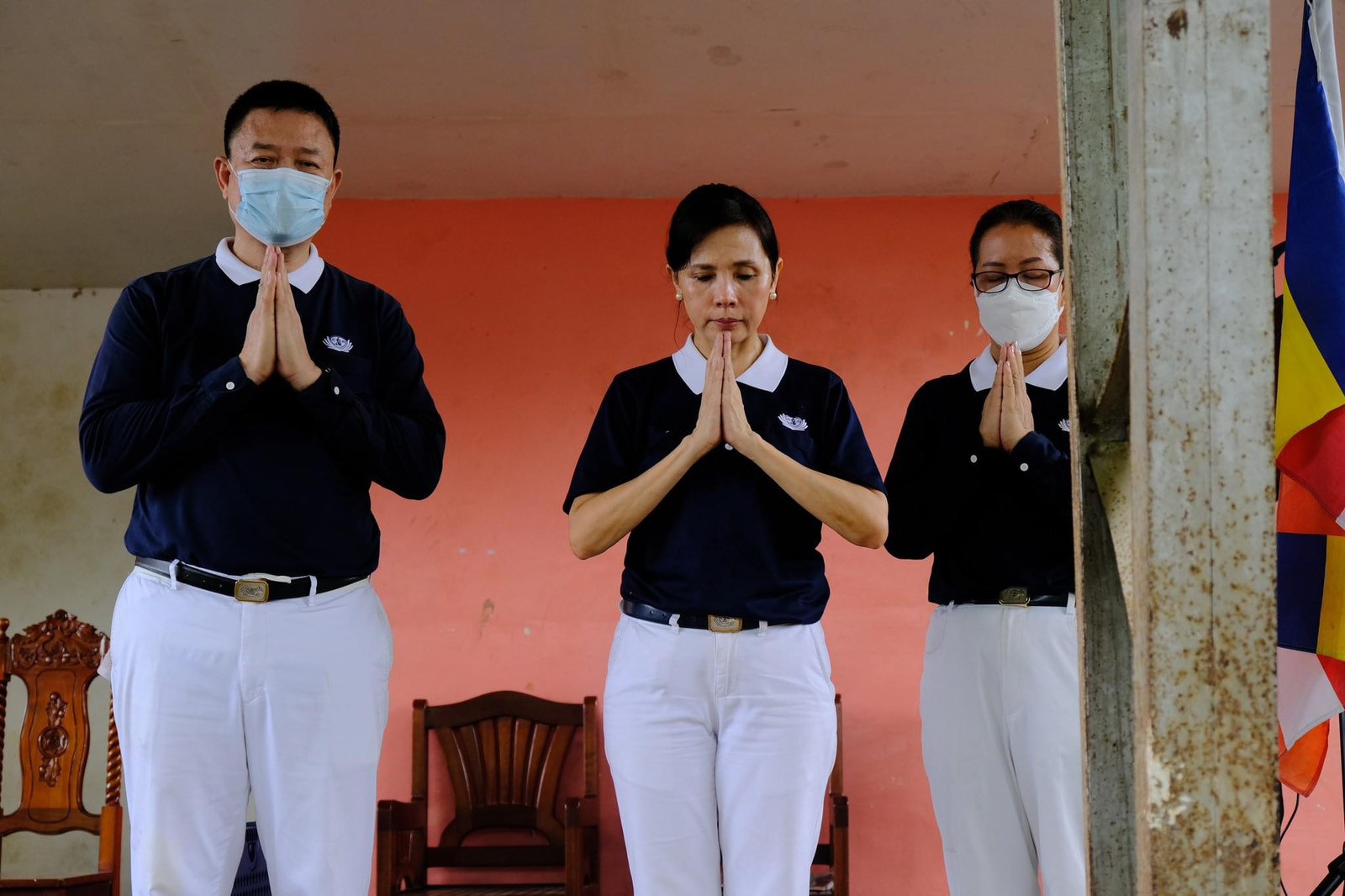The relief operations began with a solemn prayer led by the Tzu Chi Commissioners.【Photo by Tzu Chi Davao】