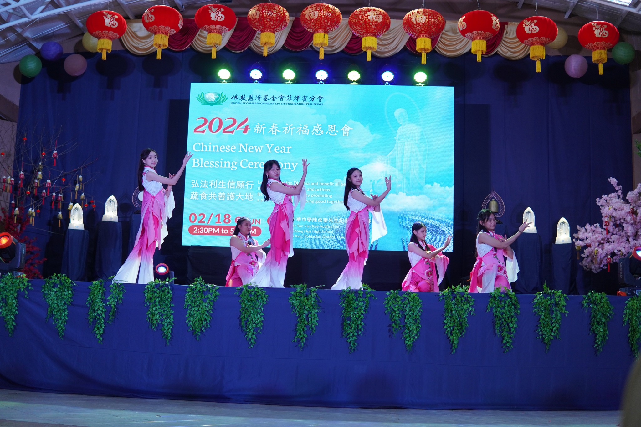 Davao Chung Hua High School students are gracefully showing their talents in dancing.【Photo by Tzu Chi Davao】