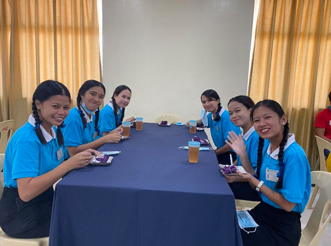 Cake and drinks were served to the scholars and their parents. 【Photo by Tzu Chi Davao】
