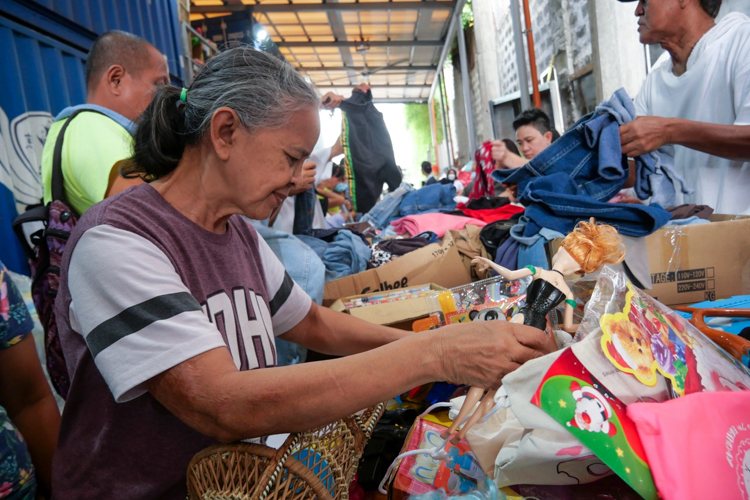 Tzu Chi Foundation held its first rummage sale on January 13 at the Buddhist Tzu Chi Campus (BTCC) in Sta. Mesa, Manila. Residents from the community purchased new and secondhand clothes, toys, houseware, and kitchenware. 【Photo by Matt Serrano】