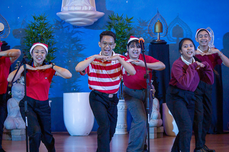 Tzu Chi scholars from the Philippine Normal University (PNU) at the Christmas Carol Contest【Photo by Marella Saldonido】