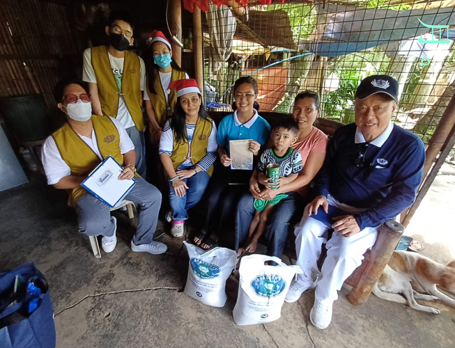 Tzu Chi volunteers played Santa to 42 Iloilo scholars. Through home visits that took them to the outskirts of the city, they distributed 20-kg rice, noodles, spaghetti sauce, jogging pants, and school supplies to the scholars and their families. 【Photo by Tzu Chi Iloilo】