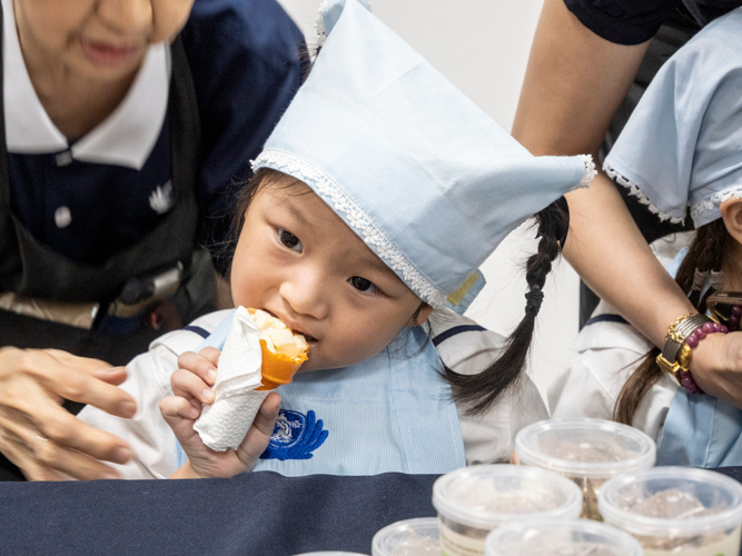 A preschooler samples one of the best sellers, Salad in a Cone. 【Photo by Matt Serrano】