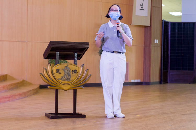 Tzu Chi volunteer Miaolin Li explained the value of practicing vegetarianism. 【Photo by Matt Serrano】