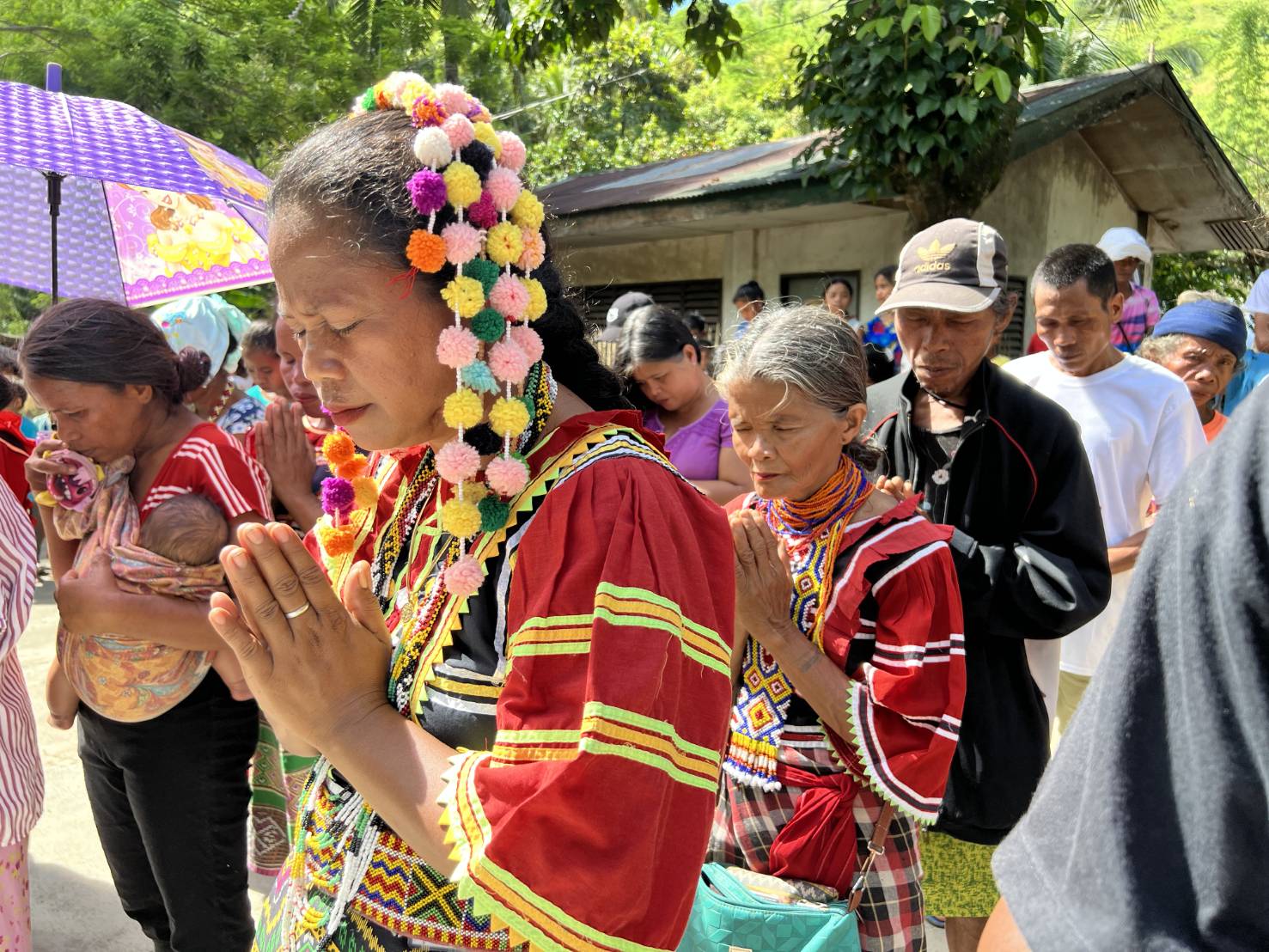 Ata Manobo community joins Tzu Chi volunteers in prayer.
