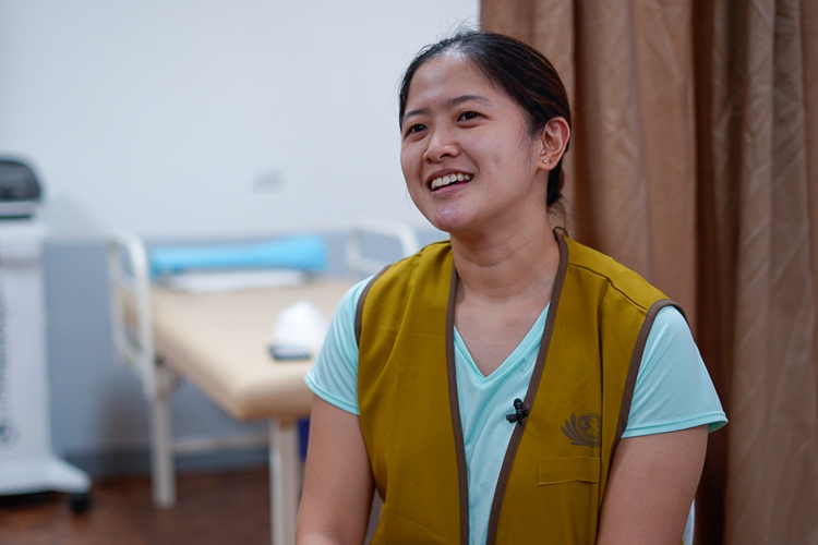 Tasked to help establish a physical therapy program in Tzu Chi Foundation, physical therapist Mikaela Trazo considers it “a privilege and a good opportunity to learn more about what Tzu Chi can do for the community. To be part of that, to be able to help the community, is such a great honor.” 【Photo by Harold Alzaga】