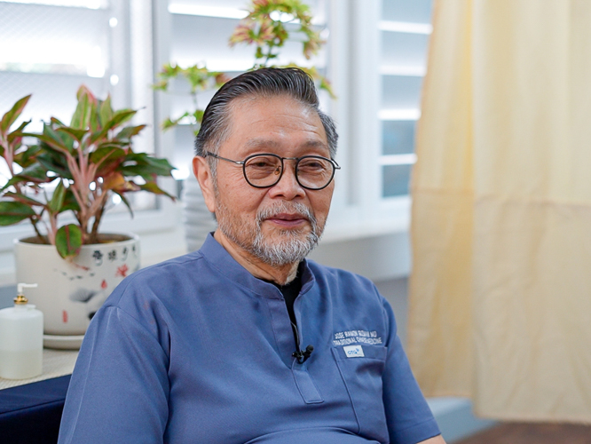Dr. Chito Guzman, a licensed medical doctor with nearly 50 years of experience in Western medicine, transitioned to studying Traditional Chinese Medicine (TCM) and Acupuncture after retiring from a 30-year career in the United States. “I reinvented myself,” he says.【Photo by Harold Alzaga】