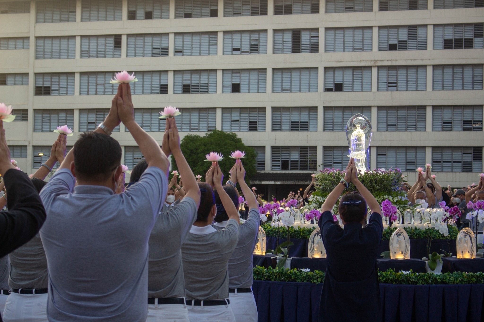 Volunteers raise lotus flower candles as a symbol of hope in challenging times. 【Photo by Mavi Saldonido】