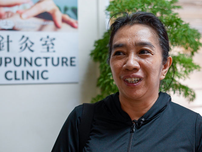 Fifty-five-year-old traffic enforcer Emy Labrador seeks medical assistance for back pain and tingling in her legs. “I almost fell asleep,” she says of the relief and relaxation she got from the acupuncture session.【Photo by Harold Alzaga】