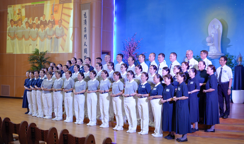 Volunteers in training from Tzu Chi Zamboanga (upper lefthand corner) and Tzu Chi Manila pose for a photo with their mentors. 【Photo by Harold Alzaga】