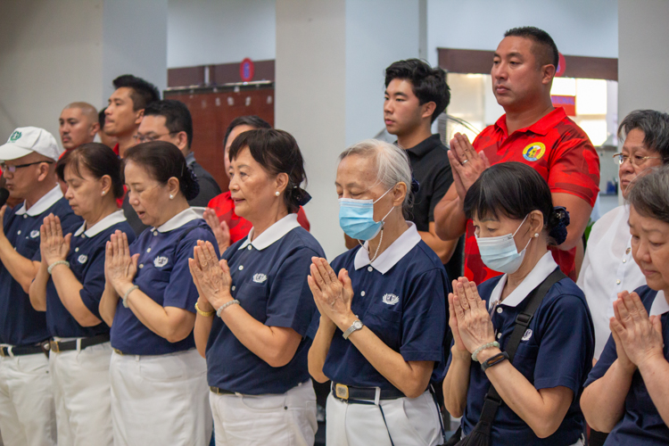 Before the distribution of relief, San Juan City Mayor Francis Zamora (back row, second from right) joins reliable partner Tzu Chi Foundation in prayer. 【Photo by Marella Saldonido】