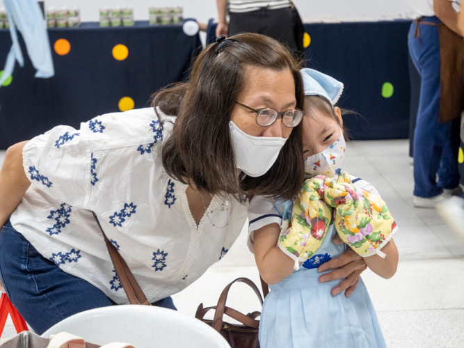 Parents, preschool teachers, and Tzu Chi volunteers helped make the Kiddie Market a memorable occasion for the students. 【Photo by Matt Serrano】
