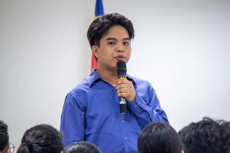 Vincent Dayang, now a graduating Tzu Chi Scholar, shares his experiences during the career talk. 【Photo by Matt Serrano】