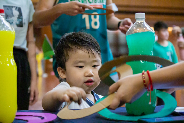 Students and their families compete in child-friendly games at the second annual Family Sportsfest of the Tzu Chi Great Love Preschool Philippines. 【Photo by Marella Saldonido】