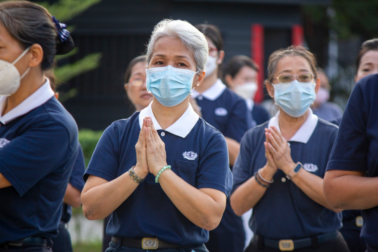 “I’m very thankful that I am still healthy enough to kneel and join in this event,” says senior volunteer Levy Yao, who has been involved with Tzu Chi for 20 years. 【Photo by Matt Serrano】