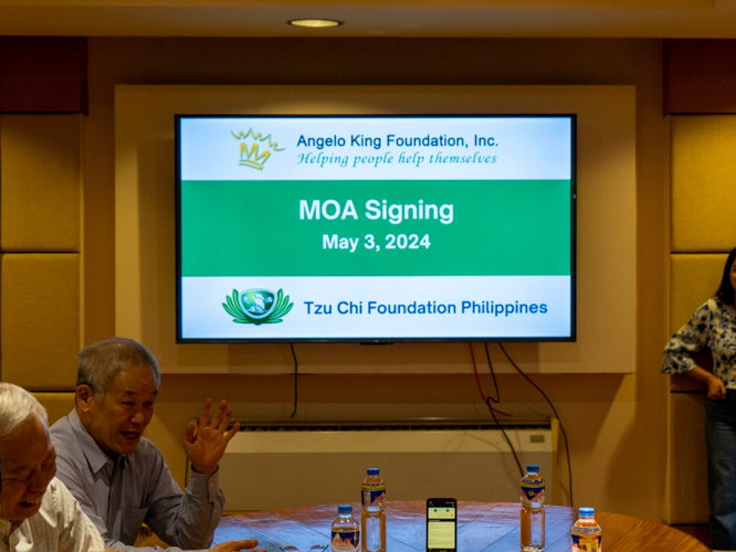 Angelo King Foundation, Inc. (AKFI) signs Memorandum of Agreement with Tzu Chi Foundation Philippines to provide financial grant for the construction of the Tzu Chi Palo Great Love Village. 【Photo by Harold Alzaga】