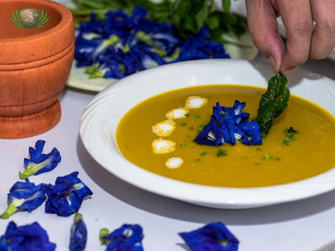 Squash soup with edible flowers and coconut milk【Photo by Daniel Lazar】