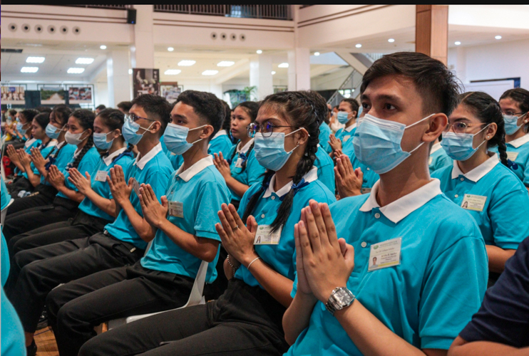 Exercising discipline and restraint, the new batch of Tzu Chi scholars put their palms together in prayer. 【Photo by Jeaneal Dando】