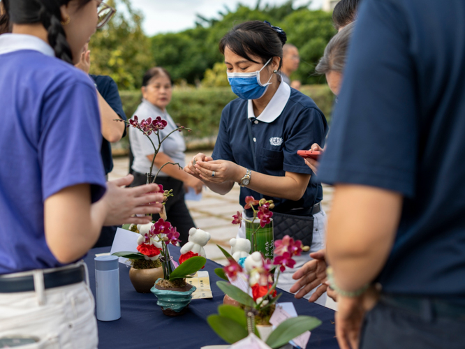 Guests purchase flowers arranged by Tzu Chi Youth for fundraising. 【Photo by Harold Alzaga】
