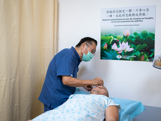 After its December 2023 launch, the Acupuncture Clinic of Tzu Chi Foundation Philippines is expanding with more volunteer doctors, providing free services to a growing number of patients in need.【Photo by Harold Alzaga】