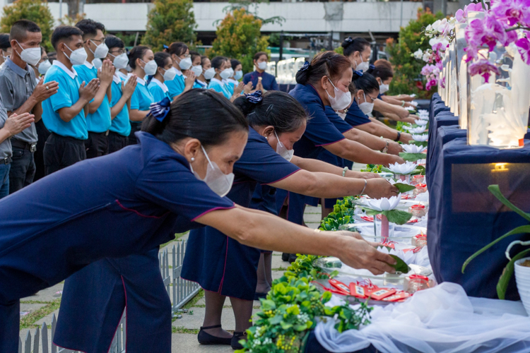 Volunteers offer flowers during the Buddha Bathing Ceremony for the 3-in-1 celebration of Buddha Day, Mother’s Day, and Tzu Chi Day on May 14, 2023 at the Buddhist Tzu Chi Campus in Sta. Mesa, Manila. 【Photo by Matt Serrano】