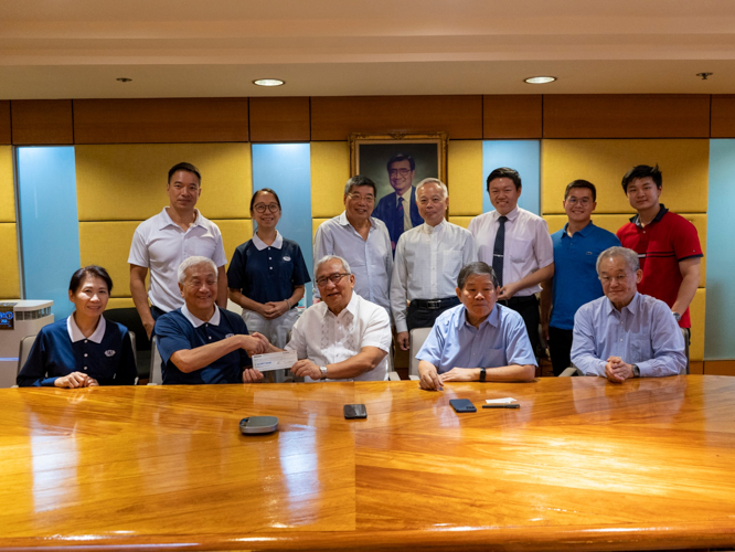 Key executives and officers take a group photo as Tzu Chi Foundation Philippines CEO Henry Yuñez receives check from Angelo King Foundation Chairman Ernesto Garilao. 【Photo by Harold Alzaga】