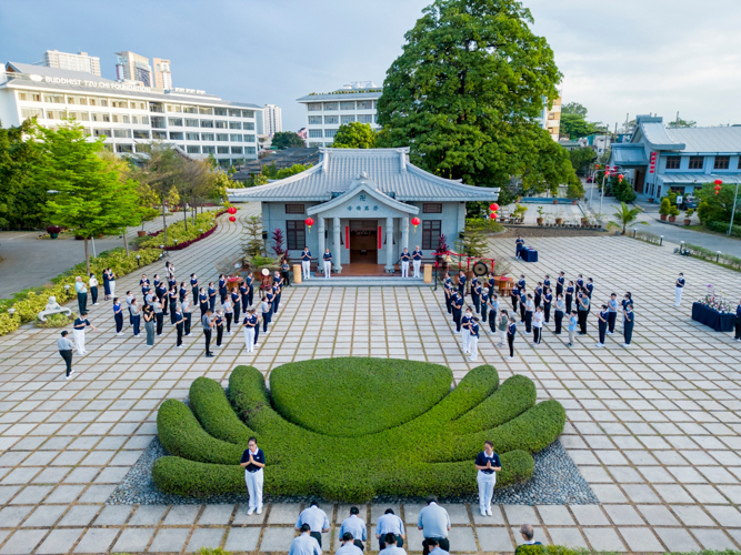 Tzu Chi volunteers start the Chinese New Year 2024 celebration with the 3 steps and 1 bow pilgrimage to the Jing Si Abode. 【Photo by Harold Alzaga】
