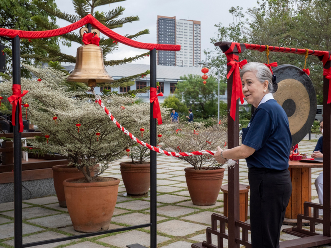 Volunteers strike the gong to welcome the Year of the Dragon. 【Photo by Matt Serrano】
