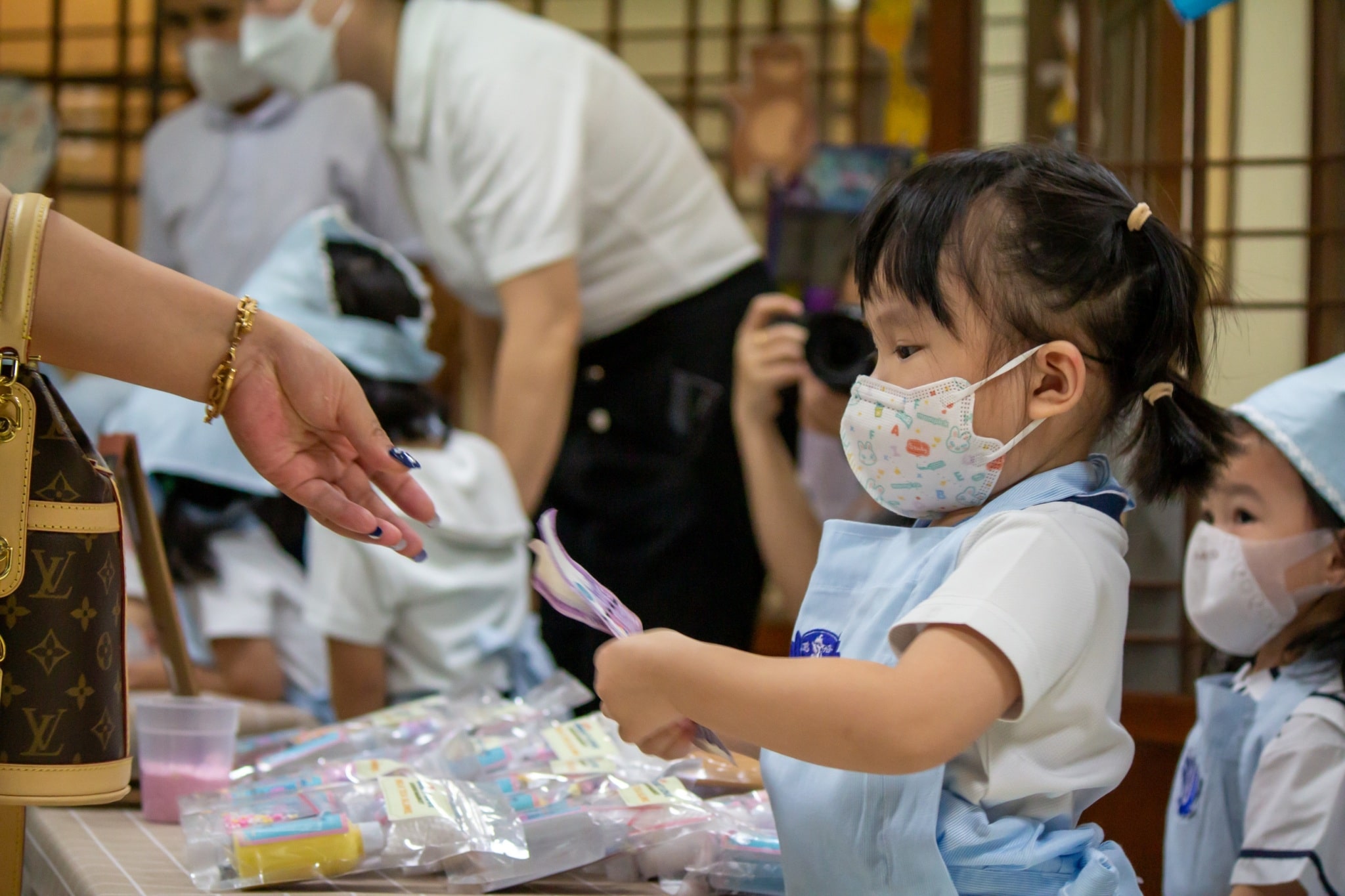 Student receives payment from a buyer as she mans a booth at the Tzu Chi Great Love Preschool kiddie market.【Photo by Marella Saldonido】