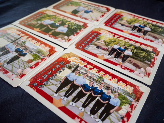 A mobile photo booth provides guests with printed photo souvenirs of the occasion. 【Photo by Matt Serrano】