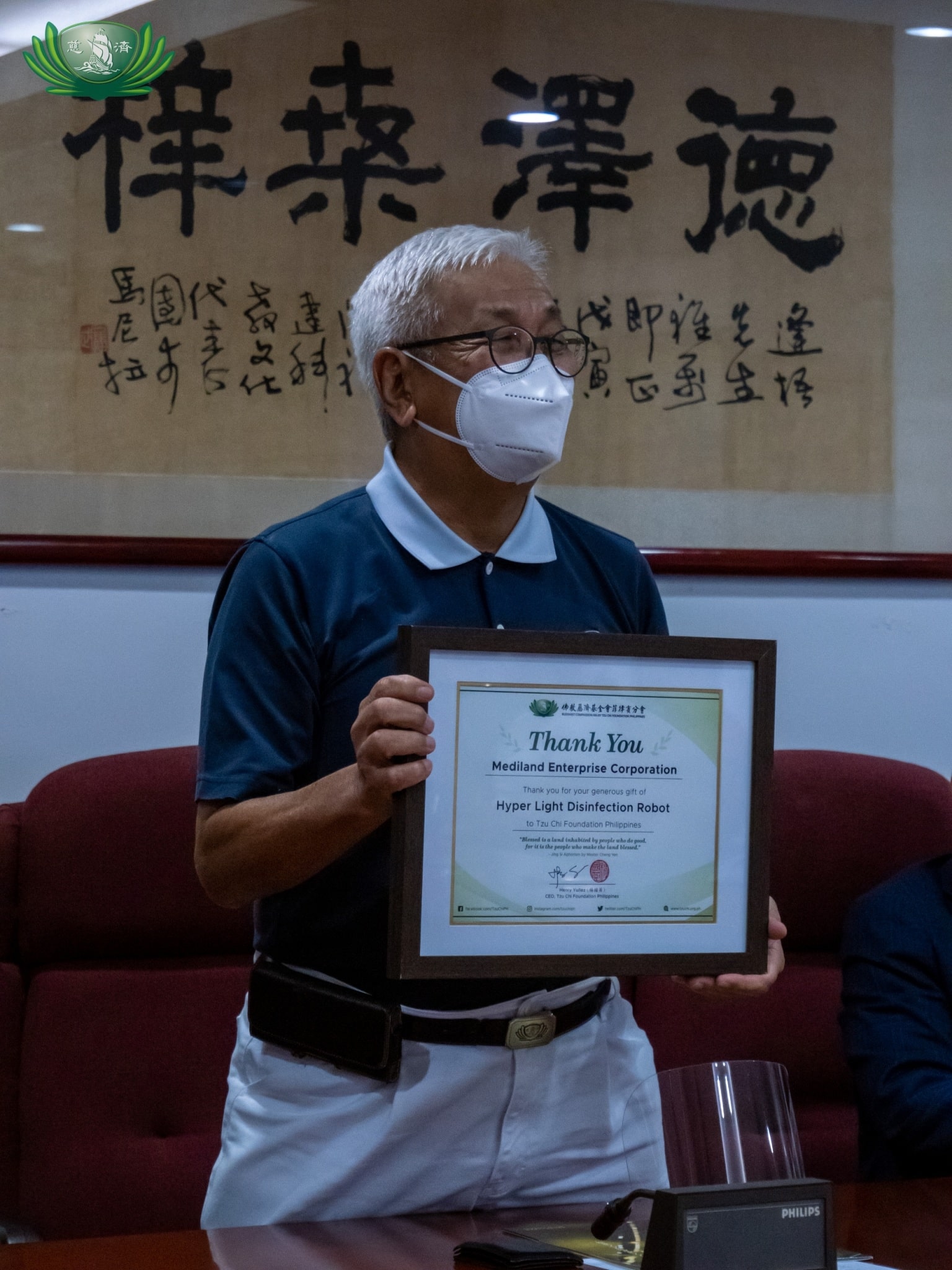Tzu Chi Philippines CEO Henry Yuñez presents a certificate of appreciation to Jiang Xinhui, director and representative of Mediland Enterprise Corporation, for donating the Hyper Light Disinfection Robot to the Chinese General Hospital and Medical Center. 【Photo by Jeaneal Dando】