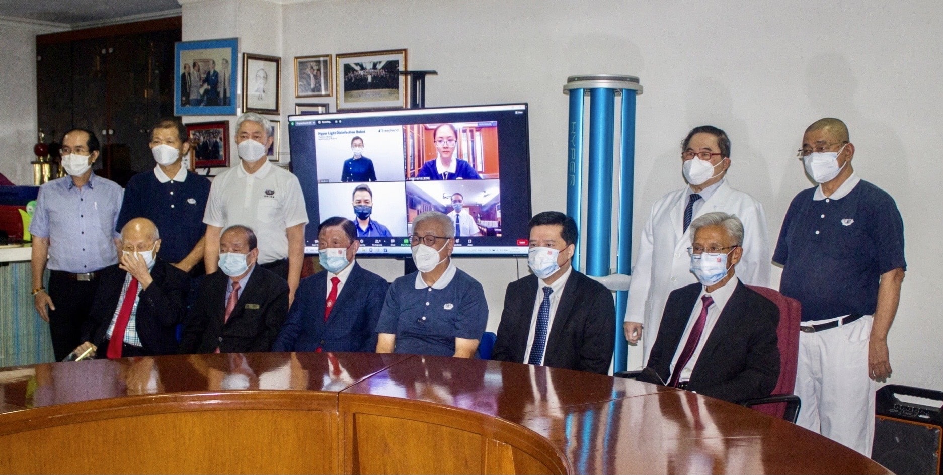 Also in attendance at the turnover ceremony were (standing, third from left) Tzu Chi International Medical Association (TIMA) co-founder and Chinese General Hospital and Medical Center (CGHMC) surgeon Dr. Josefino Qua; (seated, third from left) Philippine Overseas Chinese Charity Association Chairman Lu Zuyin; Tzu Chi volunteers (standing, first from right) Alfredo Li and (standing second from right) Dr. Antonio Say; and (seated, second from right) CGHMC Executive Vice President and Chief Operating Officer Kelly Sia. 【Photo by Matt Serrano】