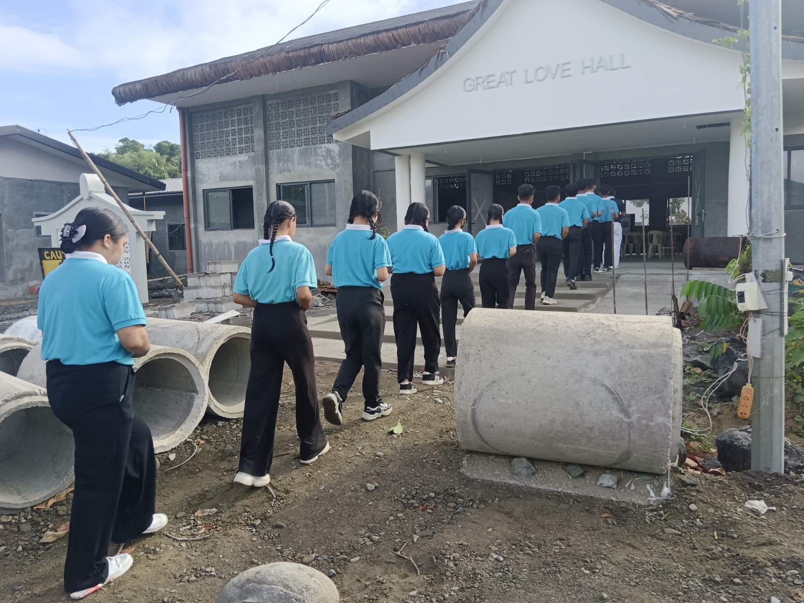 Tzu Chi scholars enter the Great Love Hall in Palo for their Humanity Class. 【Photo by Tzu Chi Palo】