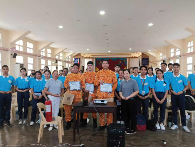 In Tzu Chi Bicol, volunteer firefighters were invited to give a lecture on fire prevention and safety to 40 scholars. 【Photo by Tzu Chi Bicol】