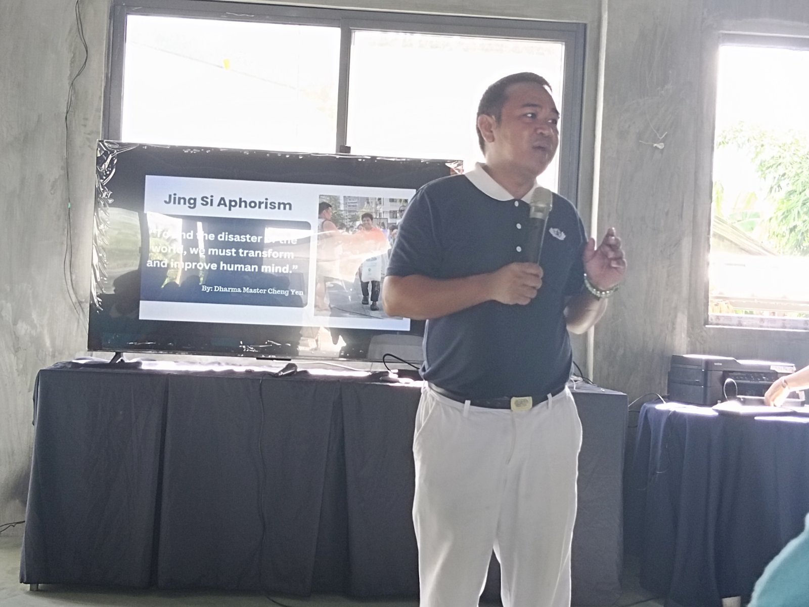 Tzu Chi Palo Coordinator Randy Militante addresses attendees of the March 24 Humanity Class on fire prevention and safety. 【Photo by Tzu Chi Palo】