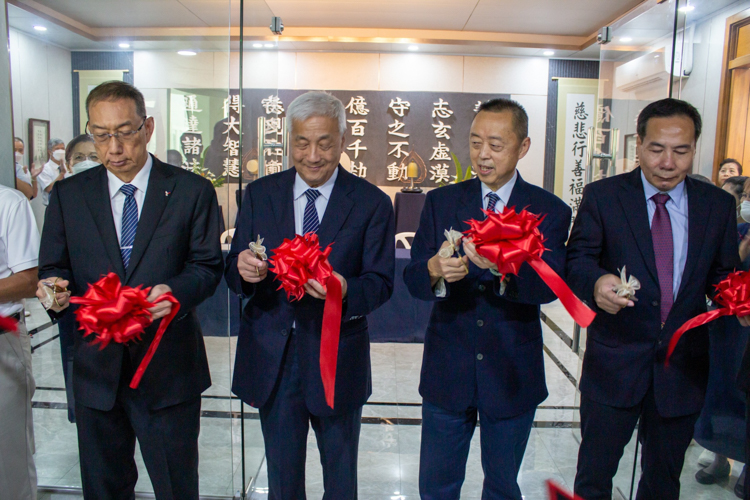 The Tzu Chi Pampanga office inauguration begins with a ribbon-cutting ceremony, led by (from left to right) Ambassador Francis Chua, Tzu Chi Philippines CEO Henry Yuñez, Executive Director of Tzu Chi Global Volunteer Affairs Stephen Huang, and property representative attorney-in-fact Rong Mou Lou. 【Photo by Marella Saldonido】