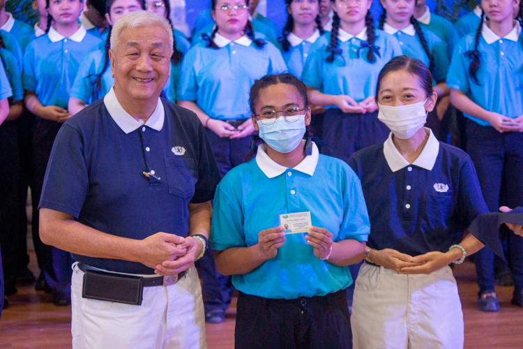 Tzu Chi Philippines CEO Henry Yuñez leads the presentation of Tzu Chi IDs to the new batch of scholars. 