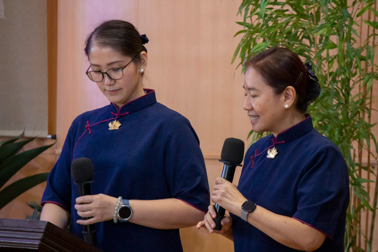 Tzu Chi volunteers Jane Sy (left) and Ligaya Ng served as hosts of the morning program of the Year End Blessing Ceremony. 