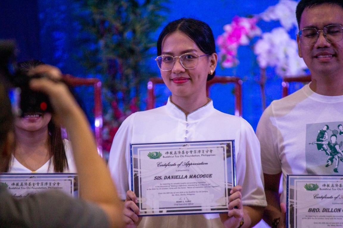 Daniella Macogue went from Tzu Chi scholar to Tzu Chi social worker, thanks to her exposure to the foundation’s culture of volunteerism. “Others simply offer financial assistance, but Tzu Chi Foundation really helps from the heart,” says the BS Social Work graduate from Unibersidad de Manila. 